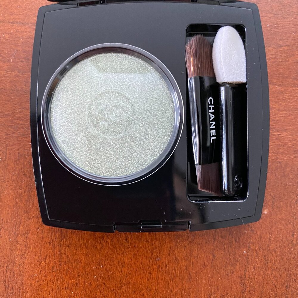 Chanel single eyeshadow in light green/Jade Facette (shade #222); unused